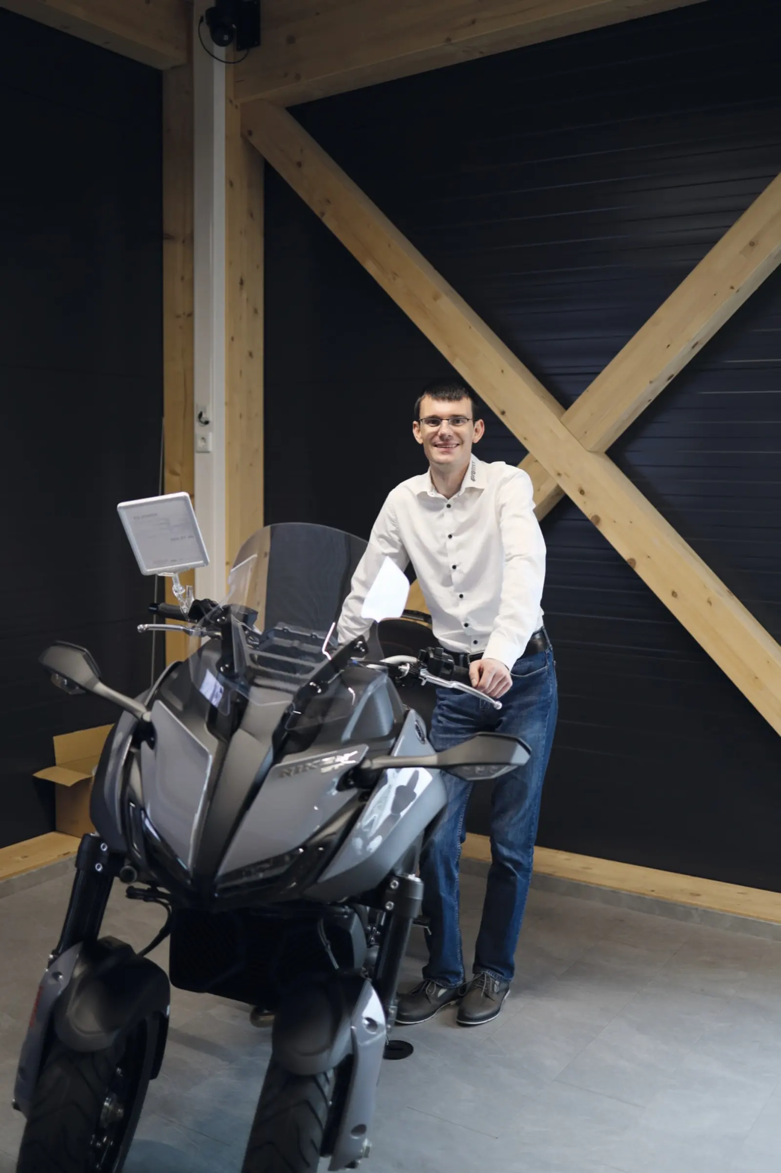 Berater steht neben einem Motorrad im Showroom