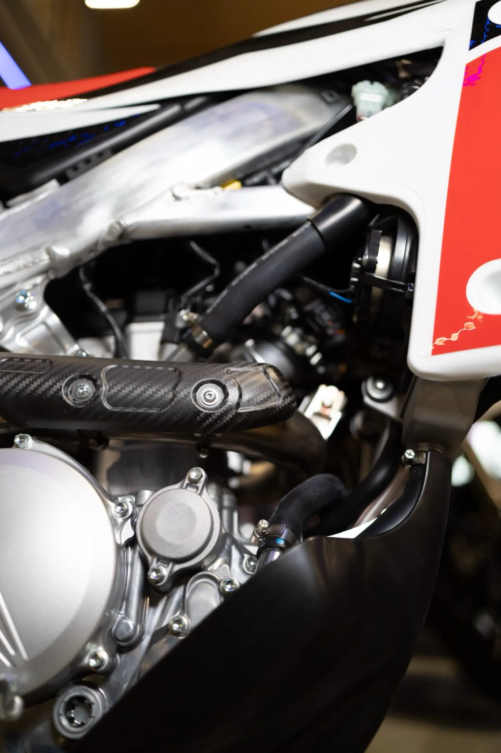 Detailaufnahme eines Motorradmotors mit Carbon-Hitzeschutz
