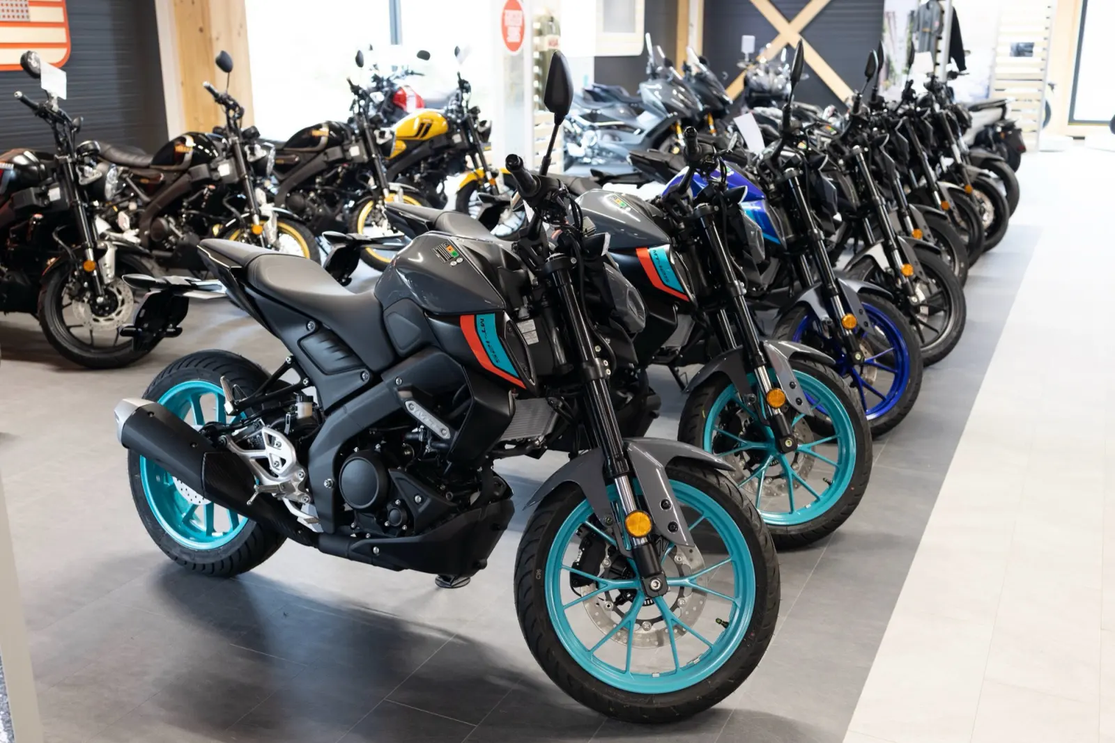 Neue Naked Bikes in einer Reihe im Verkaufsraum
