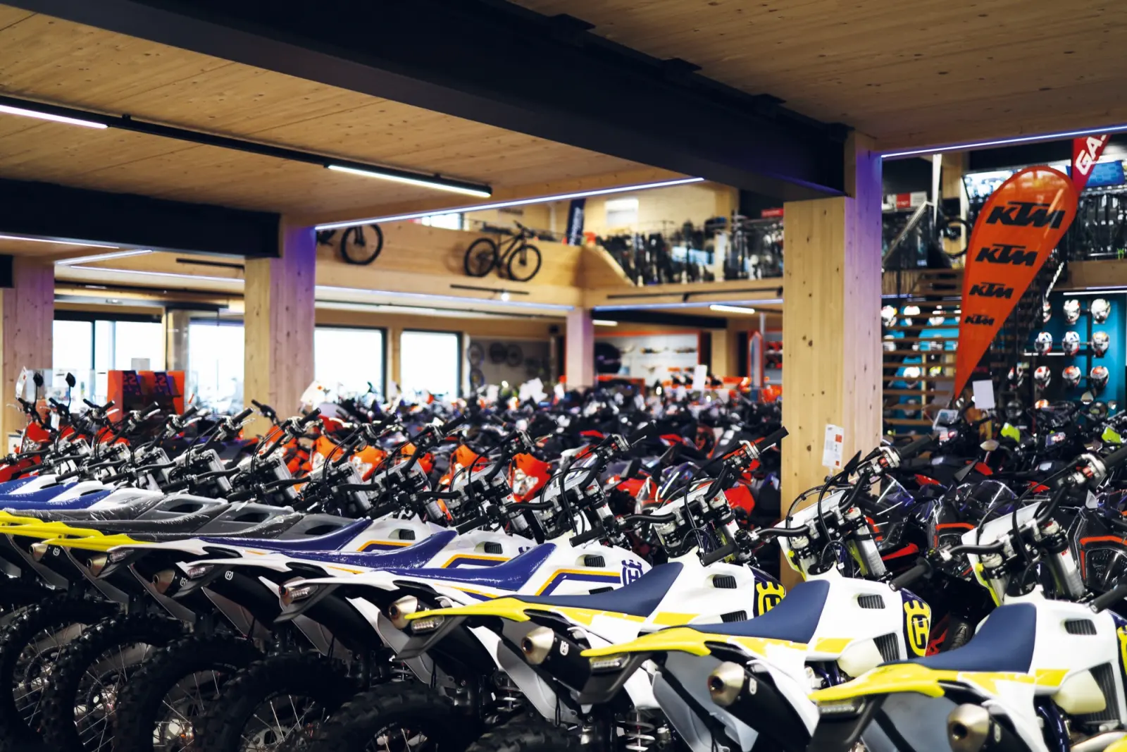 Showroom eines Motorradhändlers mit langen Reihen neuer Motorräder