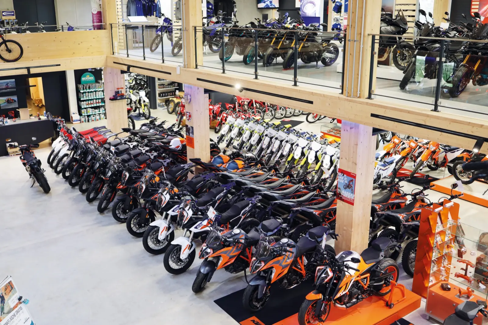 Blick von der Galerie über einen großen Motorrad-Showroom